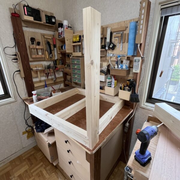 2x4で作った幕板に机の脚を組み付けている状態