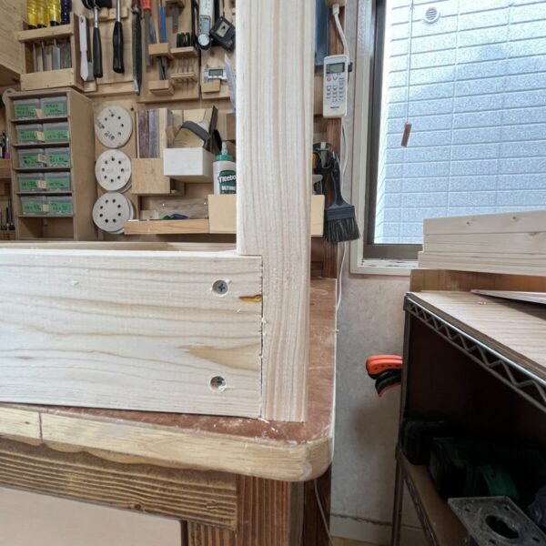 2x4で作った幕板に2x4の脚を組み立てた詳細な写真