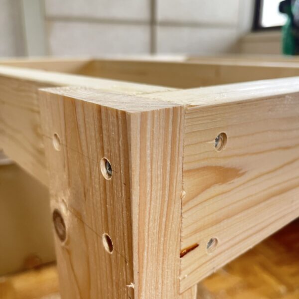 2x4で作った幕板に2x4の脚をビスで組み立てている状態