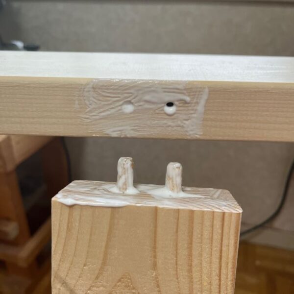 ダボで2x4の木材を組み付けている状態