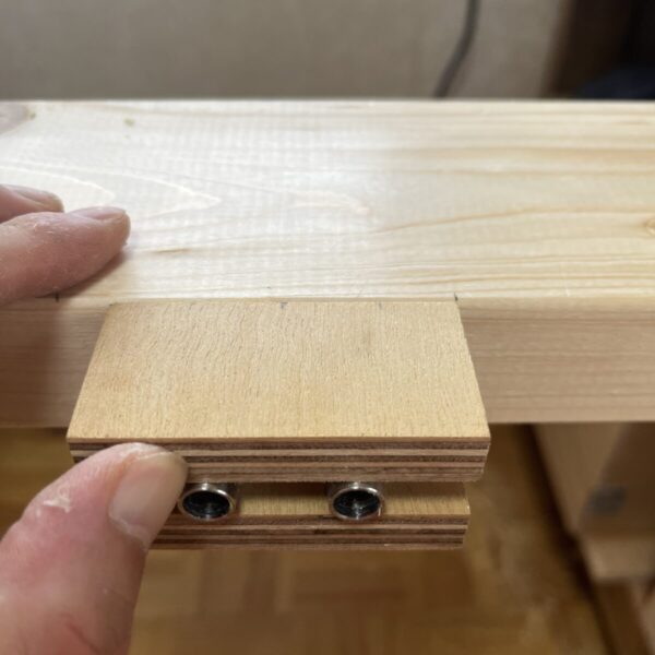 ダボの穴加工を正確に行うために治具を使っている