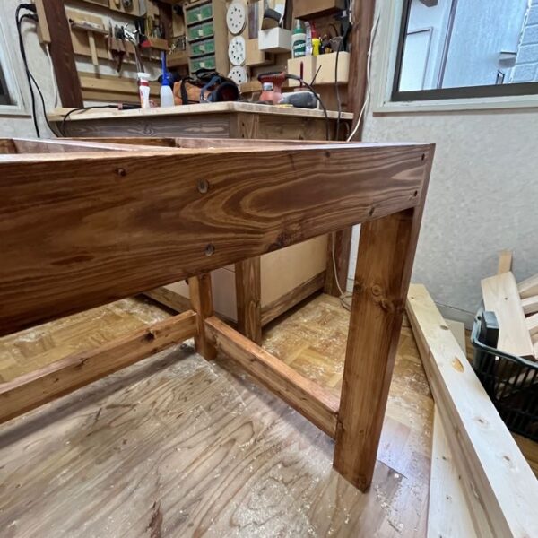 2x4机の骨組みをワックスで塗装した状態