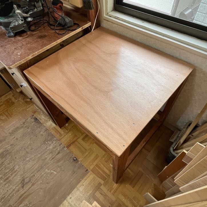 2x4で作った机の写真。斜め上からの構図。
