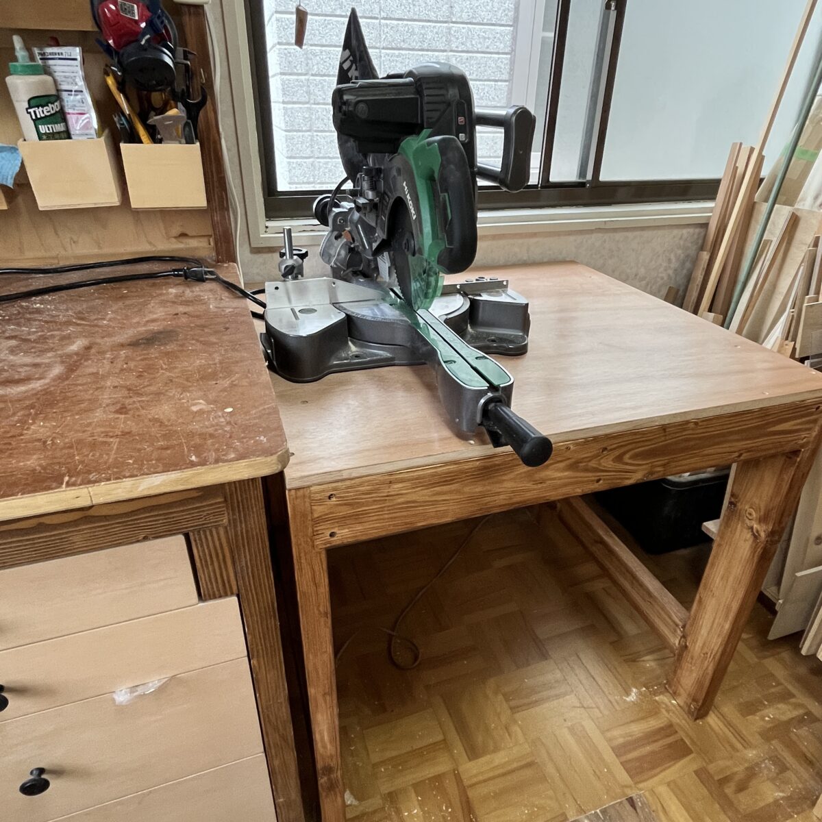 2x4デスクを実際に使っている様子。スライド丸ノコステーションとして活用している。