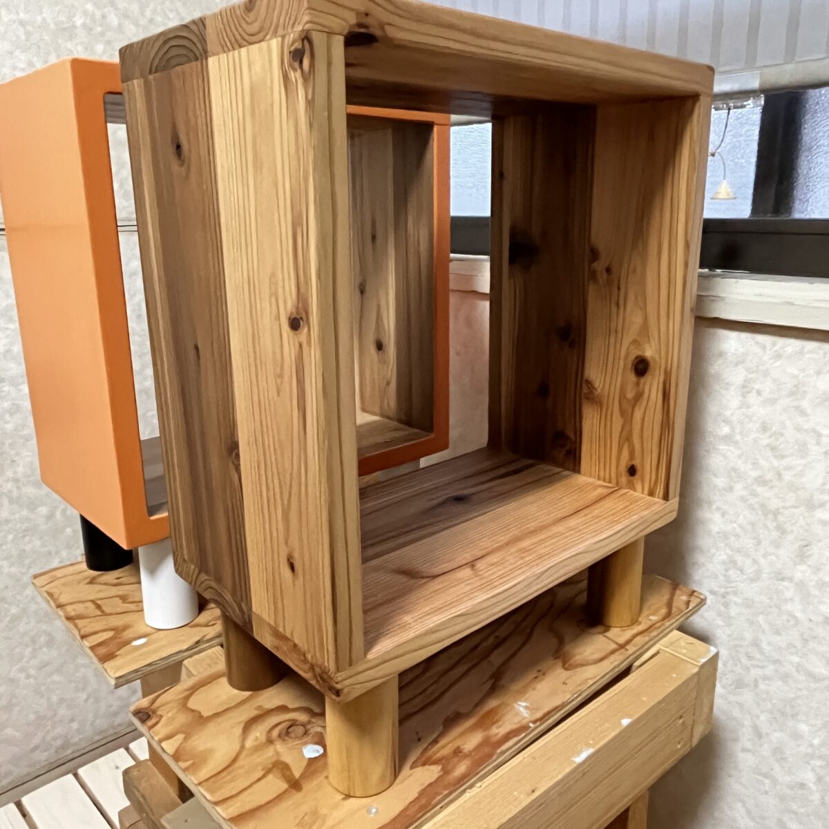 杉の板材で作ったオープンシェルフの画像