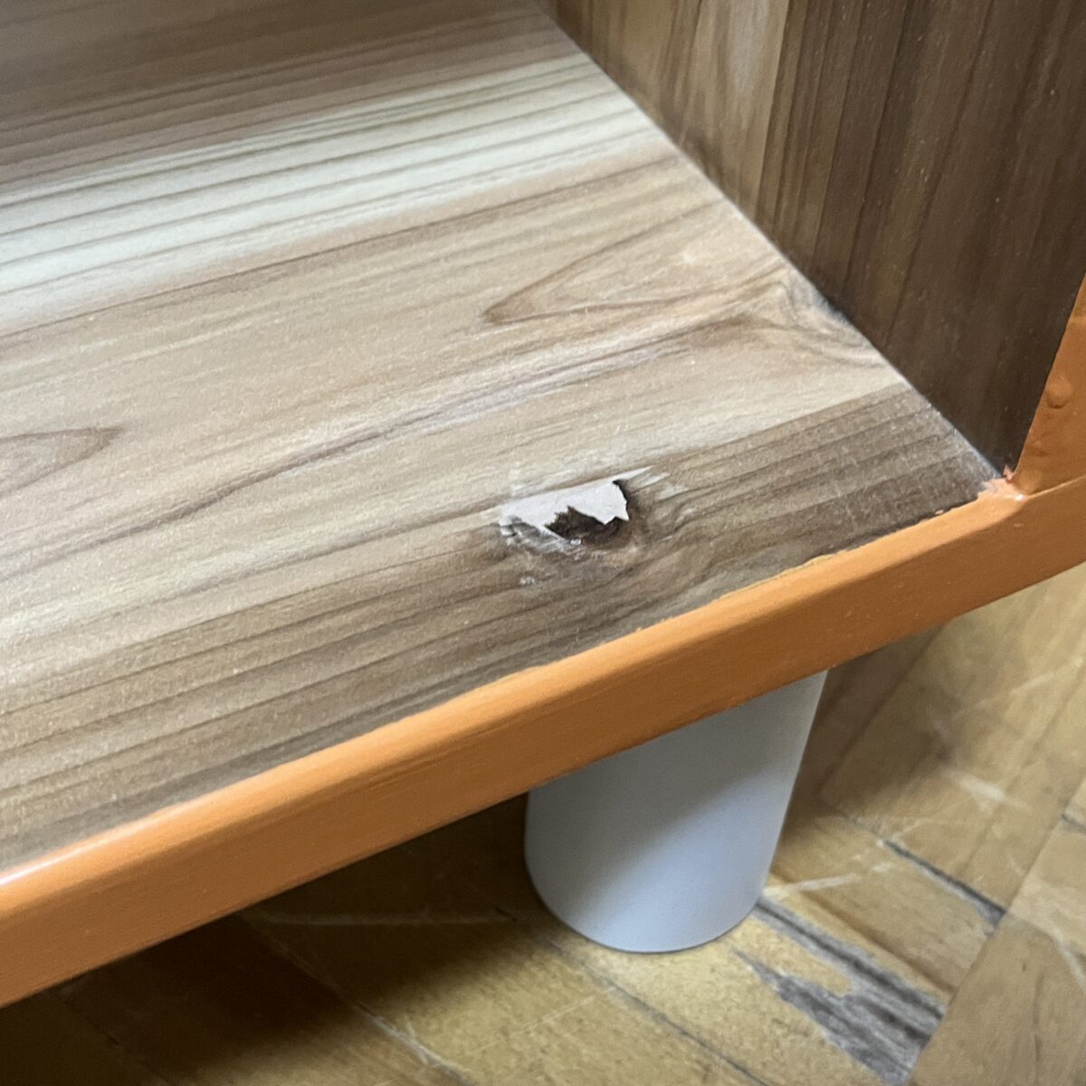 杉板で作ったオープンシェルフの内側の写真。節や穴部分はパテで埋めている状態
