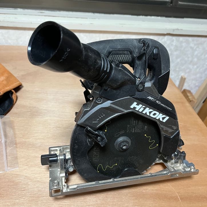 HIKOKI丸ノコC3606DBとAVC-1150集じん機を接続している様子