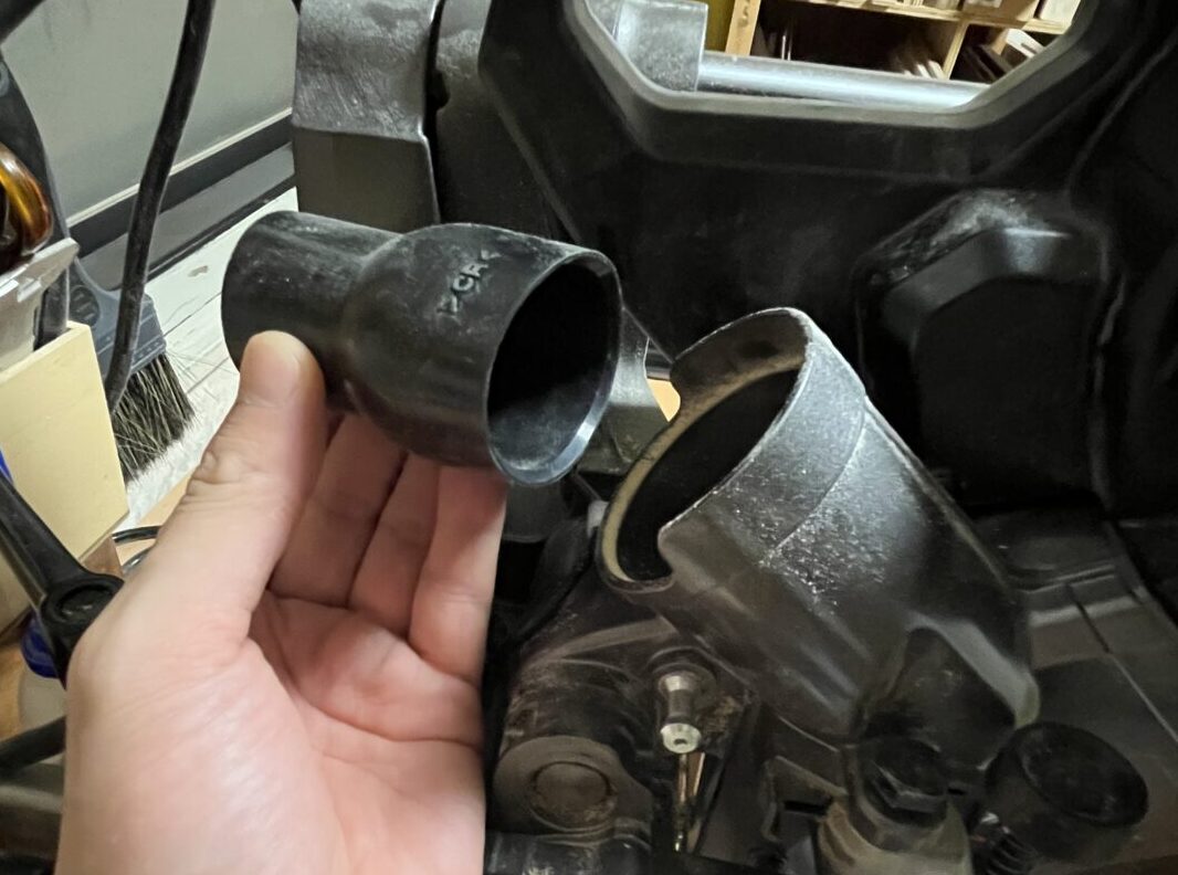 HIKOKIスライド丸ノコの集じん機接続径とH2アダプターのサイズを比較している様子