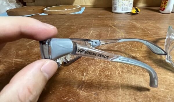保護メガネVD-201のツル部分の角度調整をしている様子