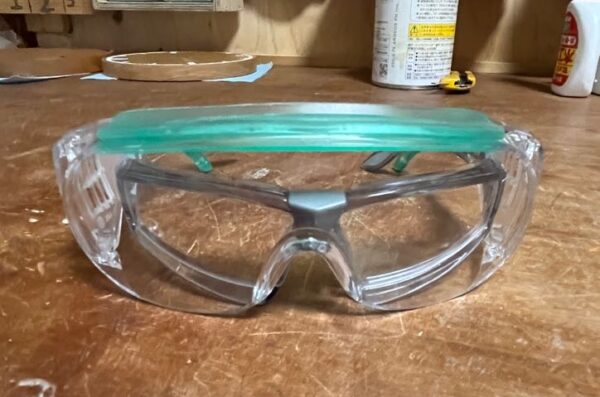 眼鏡の上から保護メガネを着けている様子