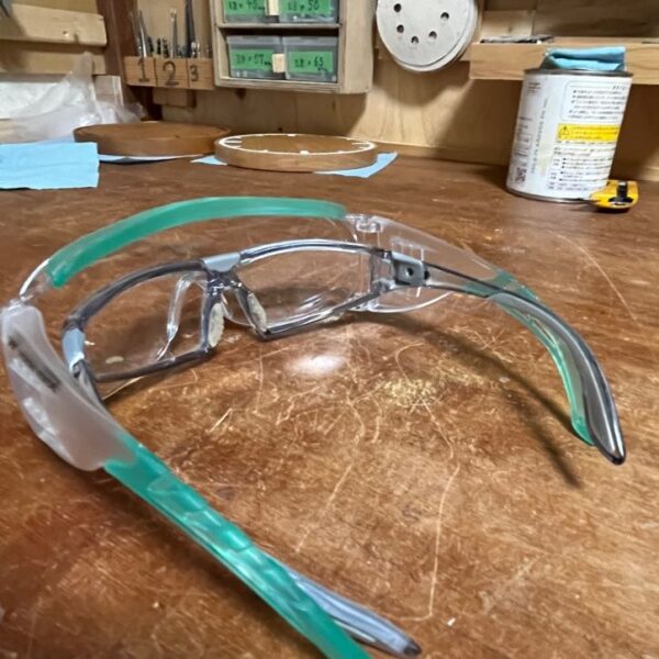 メガネの上から保護メガネを装着している様子